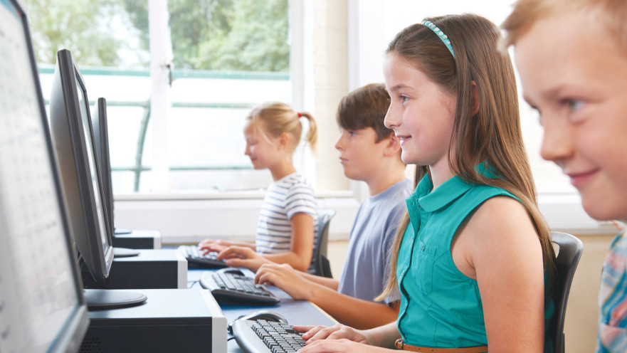 ילדים יושבים מול מחשב, אילוסטרציה (למצולמים אין קשר לנאמר בכתבה)