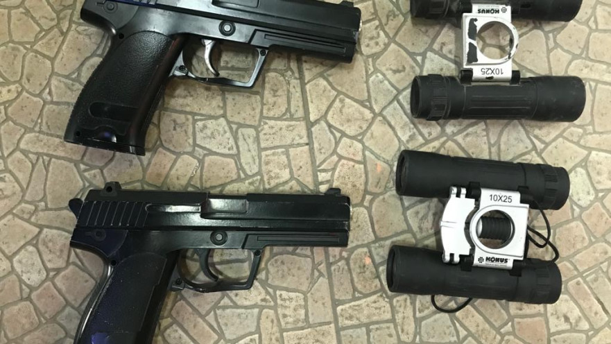 אקדחים ומשקפות שנמצאו ברשות הצעיר מתל שבע