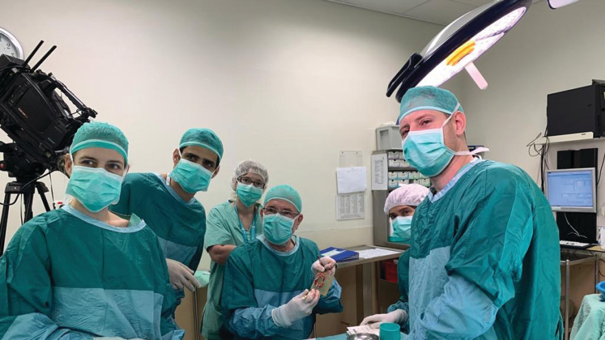 הניתוח לשחזור אוזנה של בת ה-11 באסף הרופא