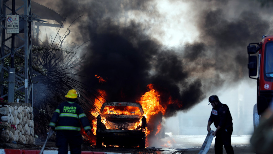 רכב עולה באש בשדרות לאחר פגיעת רקטה