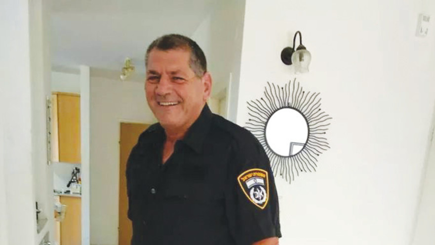 מאיר חזק במדי משטרה