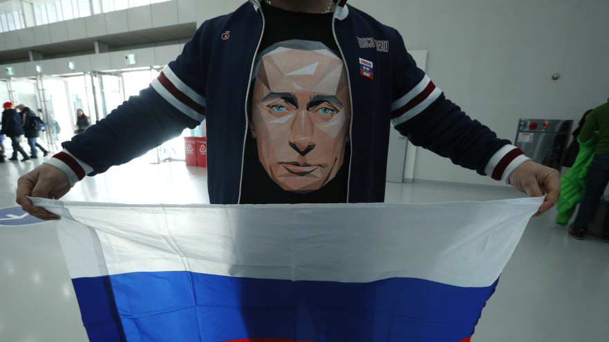 אוהד מניף את דגל רוסיה באולימפיאדת החורף