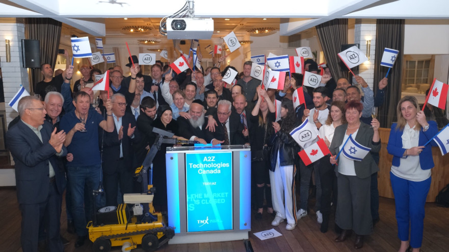 : המנכ"ל בנצור יוסף, יחד עם הרובוט ואנשי החברה, בטקס "רינג דה בל" בפתיחת המסחר