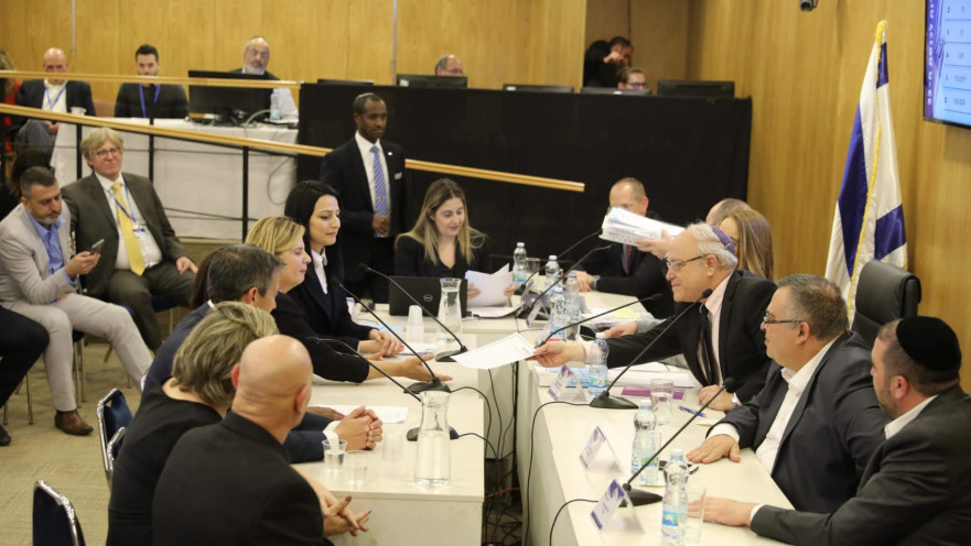 חברי כחול לבן מגישים את הרשימה לכנסת ה-23