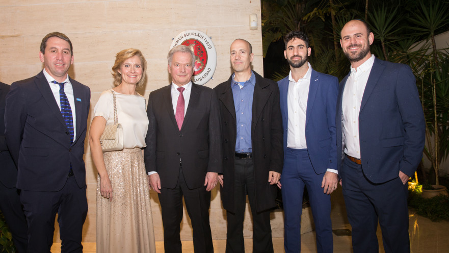 מימין לשמאל: מנכ"ל קרן ההשקעות Unorthodox, יחיאל לנצקרון; מנכ"ל WOLT ישראל, אמרי גלאי; מנכ"ל נוקיה ישראל, אריק טל; נשיא פינלנד, סאולי נינסטה; שגרירת פינלנד לישראל קירסיקה להטו-אסיקיינן; ומנכ"ל חברת המעליות והדרגנועים KONE ישראל, גיא קבילי