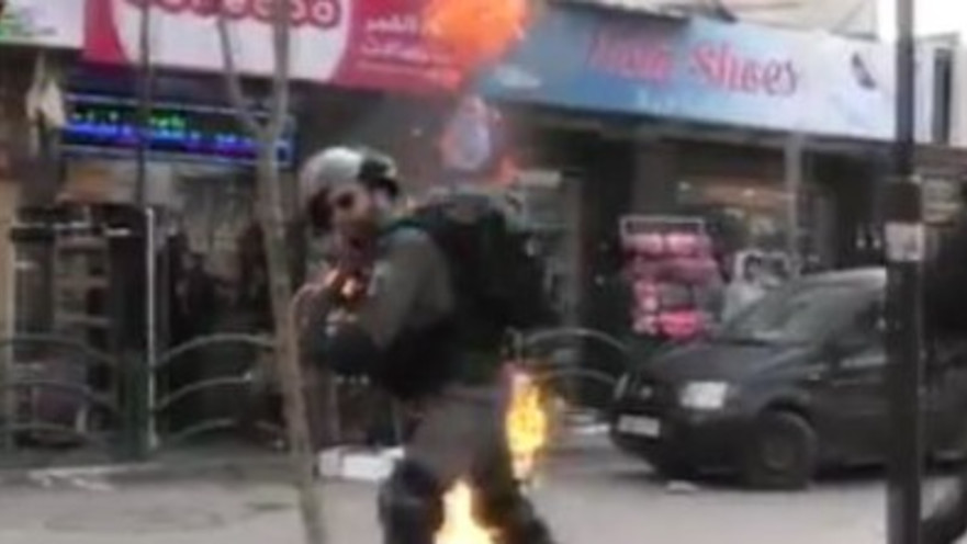 שוטר מג"ב סופג בקבוק תבערה בפניו