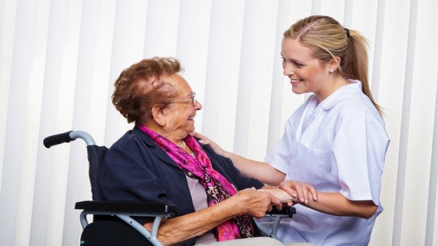 אישה סיעודית