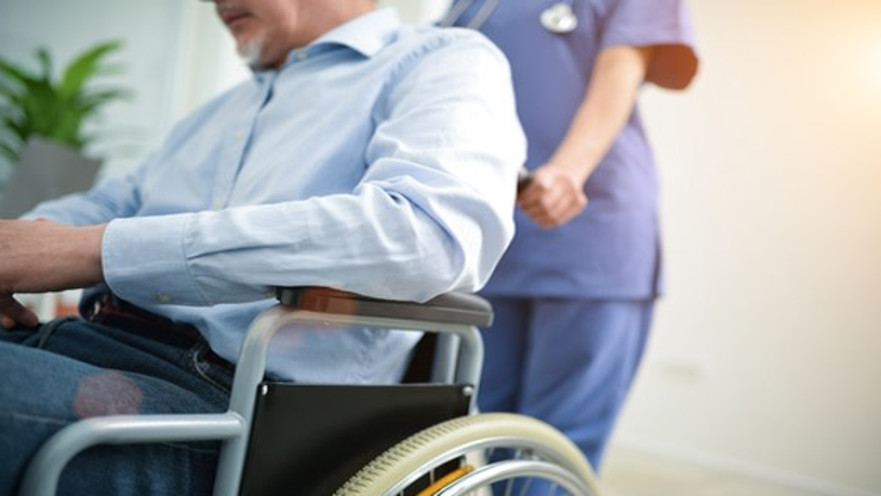 נכה בכיסא גלגלים