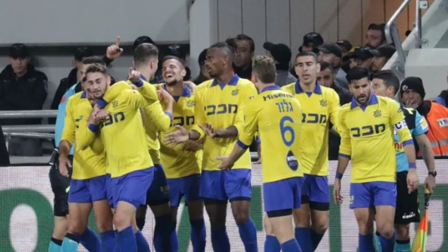 שחקני מכבי תל אביב חוגגים