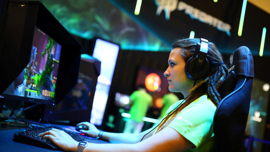 אישה משחקת במשחק וידאו