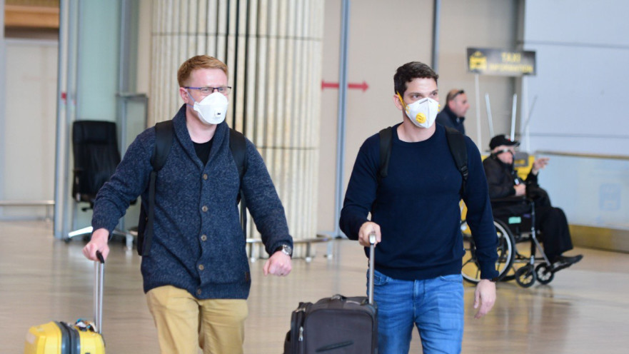 נגיף הקורונה: ישראלים עוטים מסכות בנתב"ג (למצולמים אין קשר לכתבה)