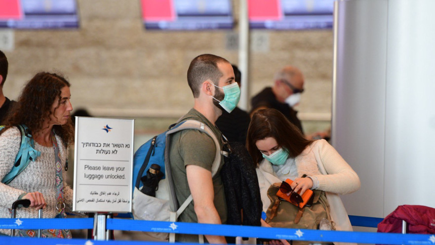 נגיף הקורונה: ישראלים עוטים מסכות בנתב"ג