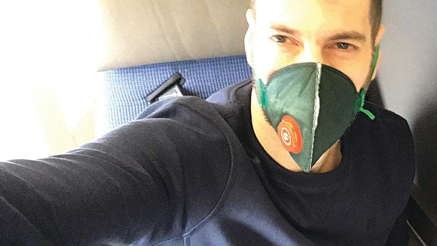 חיים אתגר במטוס