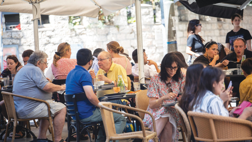 אנשים בבית קפה ביום הבחירות