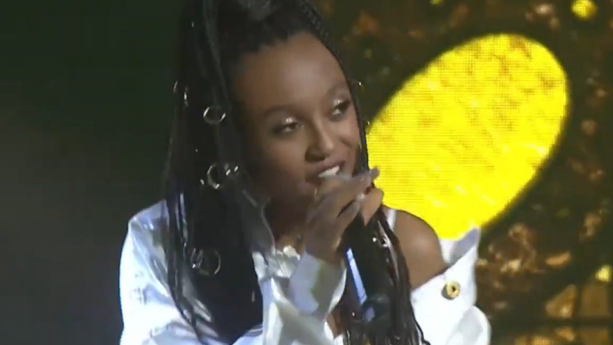 עדן אלנה מופיעה עם השיר הזוכה 