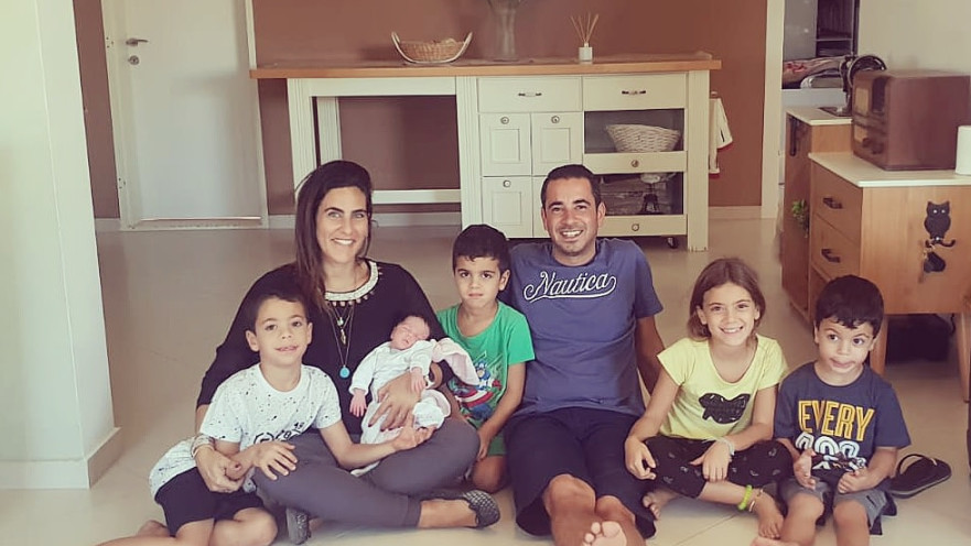 עדי מזרחי בוארון עם משפחתה