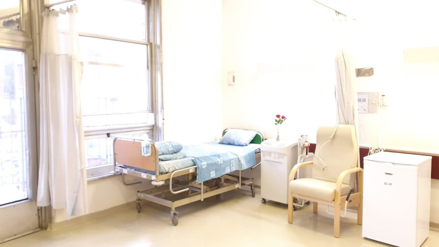 בחדר המבודד של היולדת ב"הדסה עין כרם"