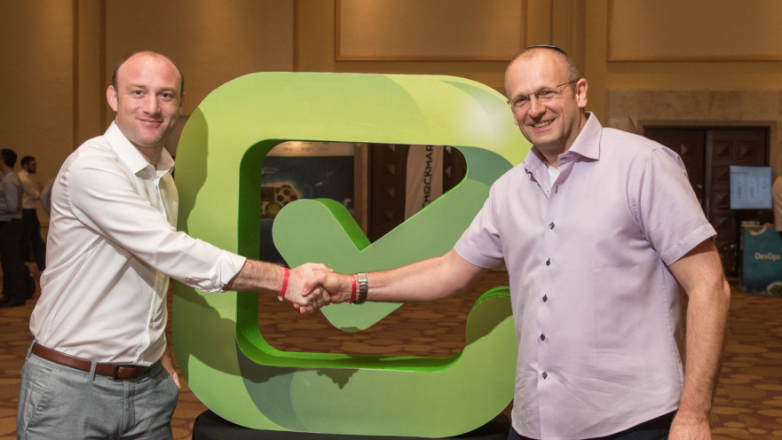 עמנואל בן זקן מנכ"ל צ'קמרקס עם מתי סימן ממייסדי צ'קמרקס