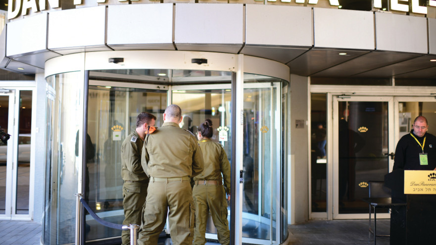 חיילים בכניסה למלונית הקורונה