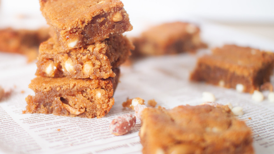 בראוניז חמאת בוטנים עם שוקולד לבן ללא גלוטן