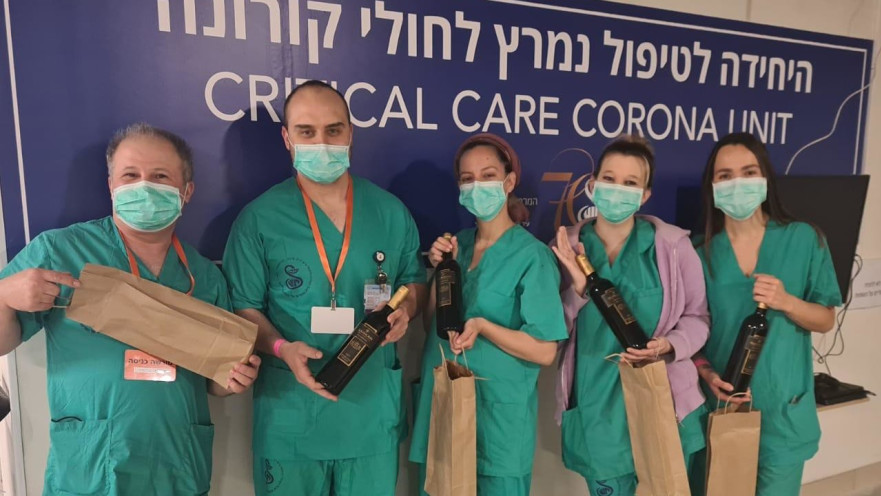 חלוקת יין לצוותי הנלחמים בקורונה