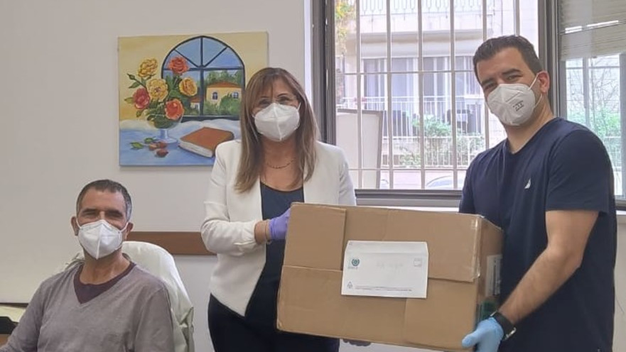 אביתר עזרא יחד עם אהובה שביב ודני לי אני מקבלים את המסכות