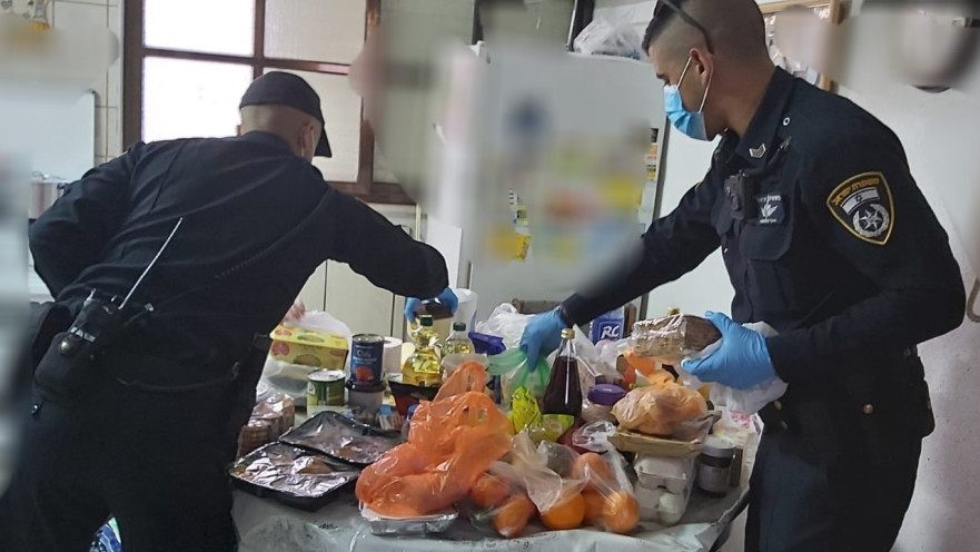 שוטרים רכשו מוצרי מזון לזוג קשישים לחג הפסח
