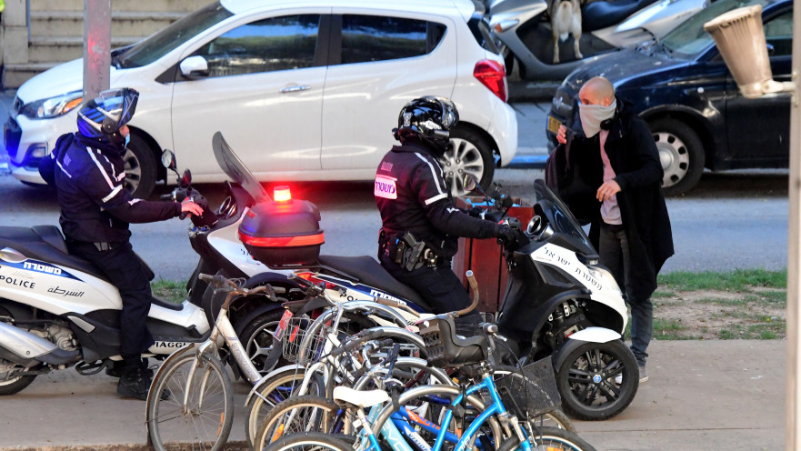 המשטרה אוכפת בת"א את ההנחיה לחבוש מסיכות 