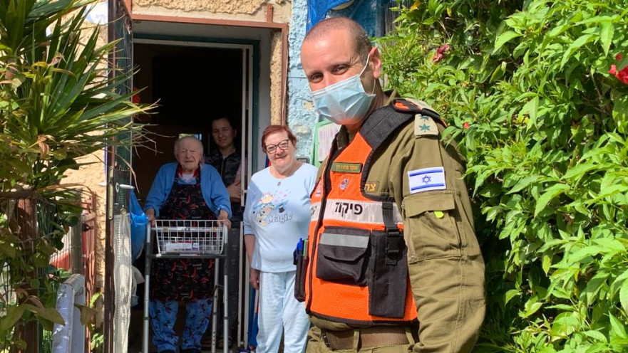 מפקד מחוז דן עם סבתו