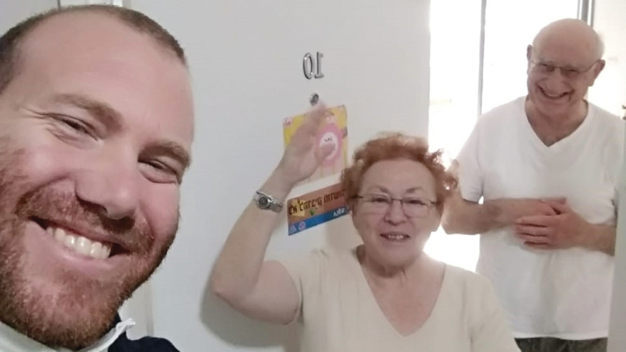 רועי דרורי עם שכניו מהבניין ממול