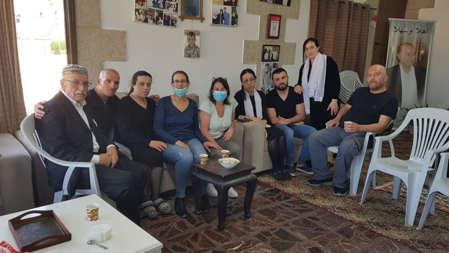 מתאמת ההשתלות פנינה בוחניק בזמן ביקור תנחומים בבית המשפחה התורמת