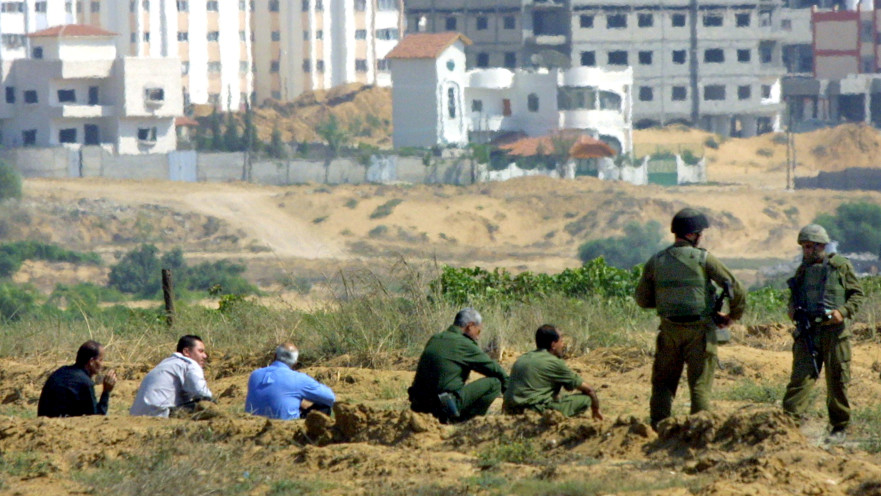 חיילי צה"ל ופלסטינים ליד נצרים