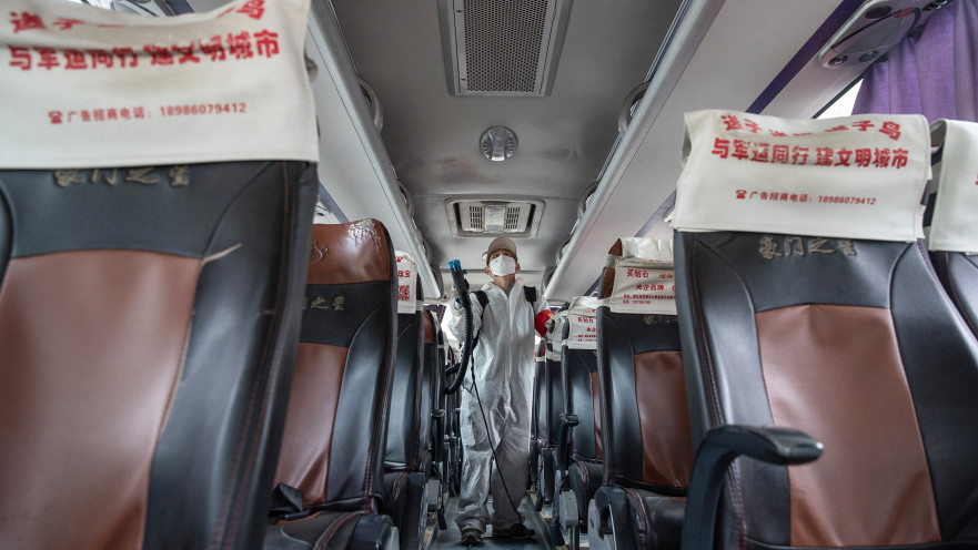 קורונה - חיטוי אוטובוס נוסעים בווהאן, סין