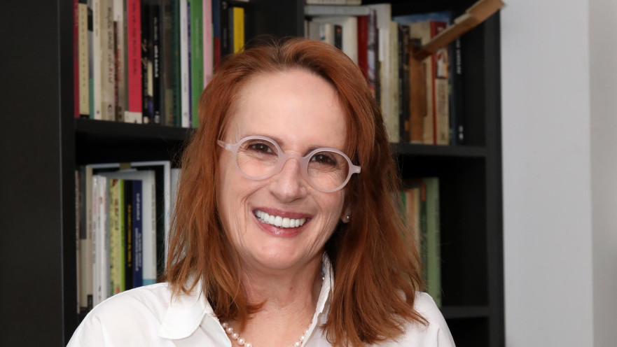 אילנה ברנשטיין מקבלת את פרס ספיר בביתה