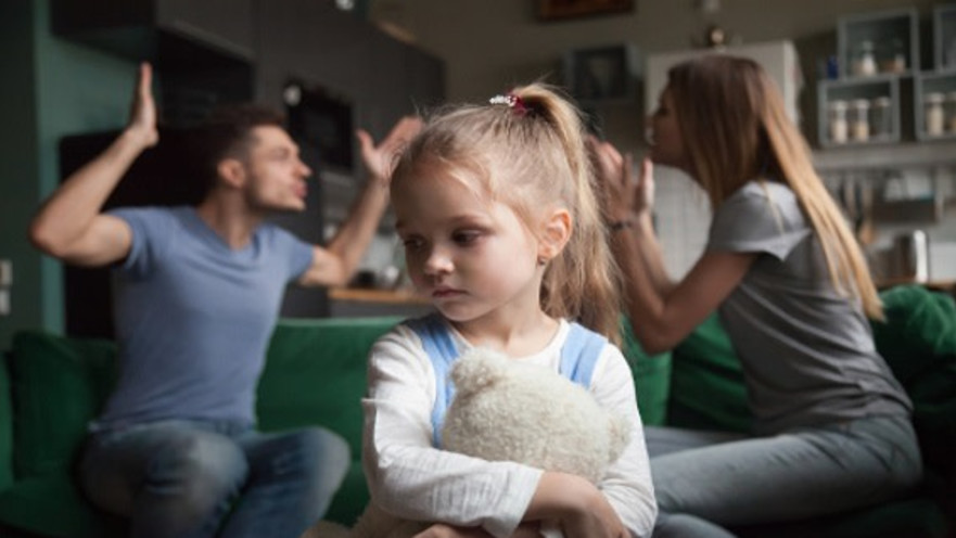 הורים מתווכחים