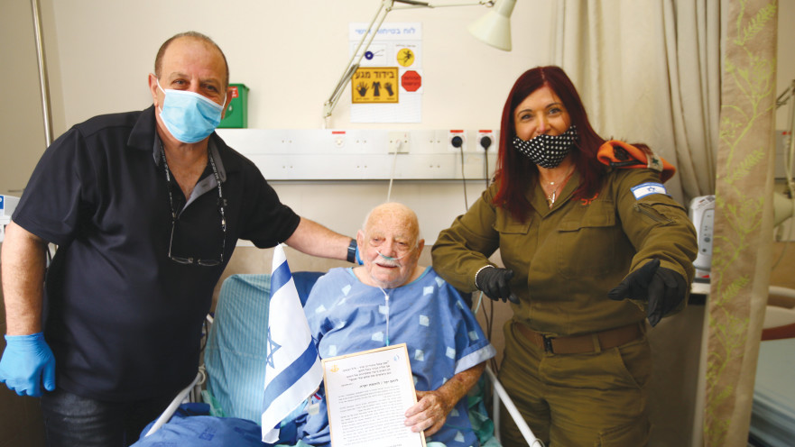 יעקב כהן עם בנו דדו ואל"מ רונית לב, באסף הרופא 