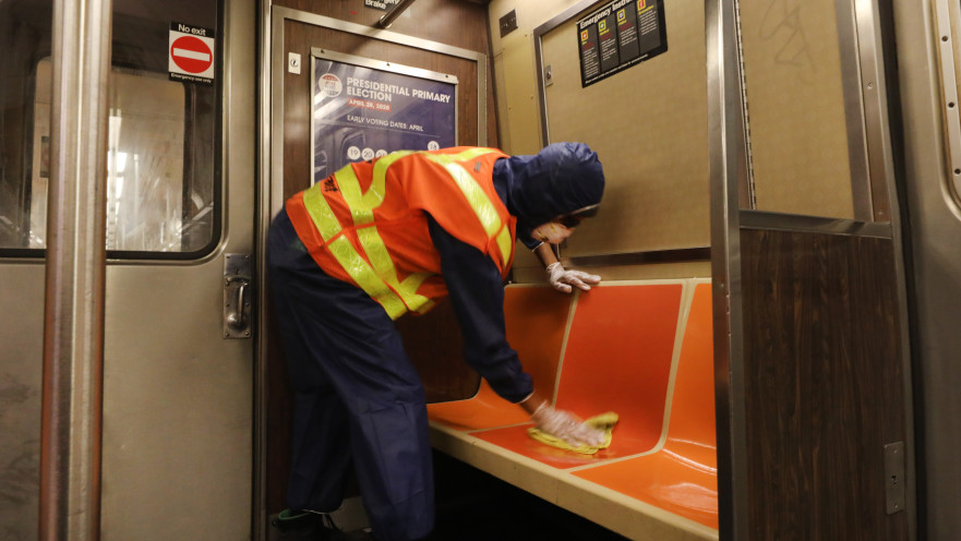 קורונה - גבר מחטא את קרונות הרכבת התחתית בניו יורק