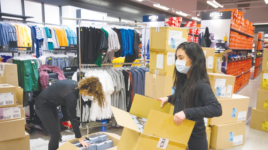 קורונה בישראל: חזרה לשגרה בחנויות (למצולמות אין קשר לנאמר בכתבה)