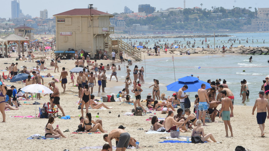 חוף הים בתל אביב בצל שגרת הקורונה