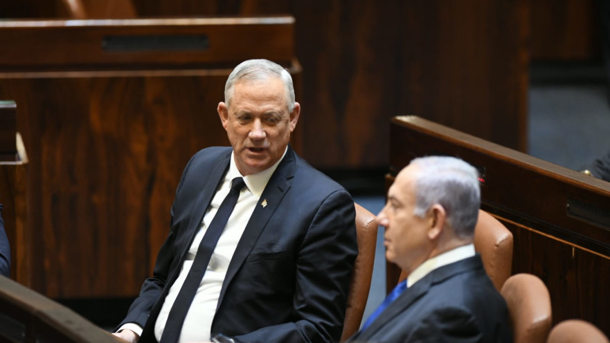 בנימין נתניהו ובני גנץ יושבים בראש שולחן הממשלה