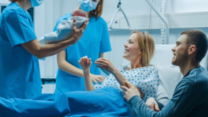 אישה אחרי לידה