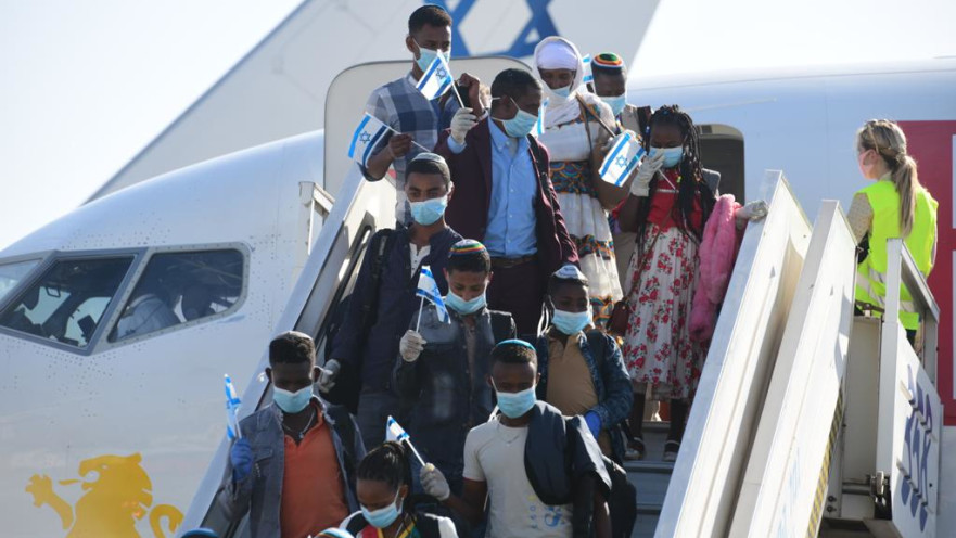 עולים חדשים מאתיופיה עם מסכות בנתב"ג