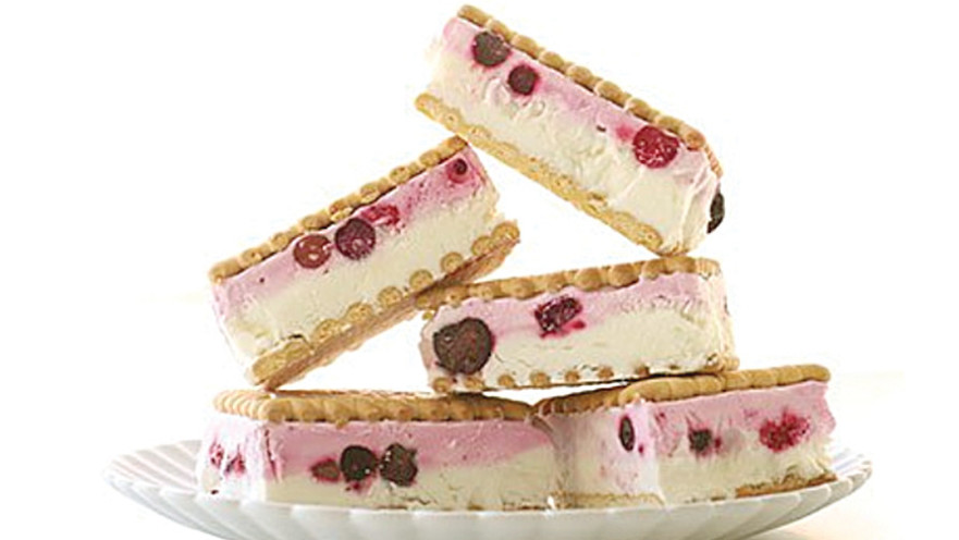 עוגת קסטה עם פירות יער