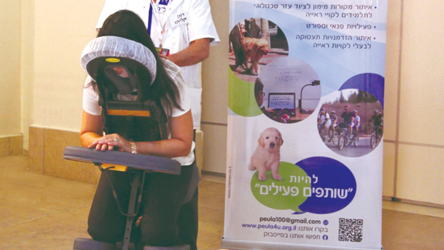 רוני אליהו בעבודתו 