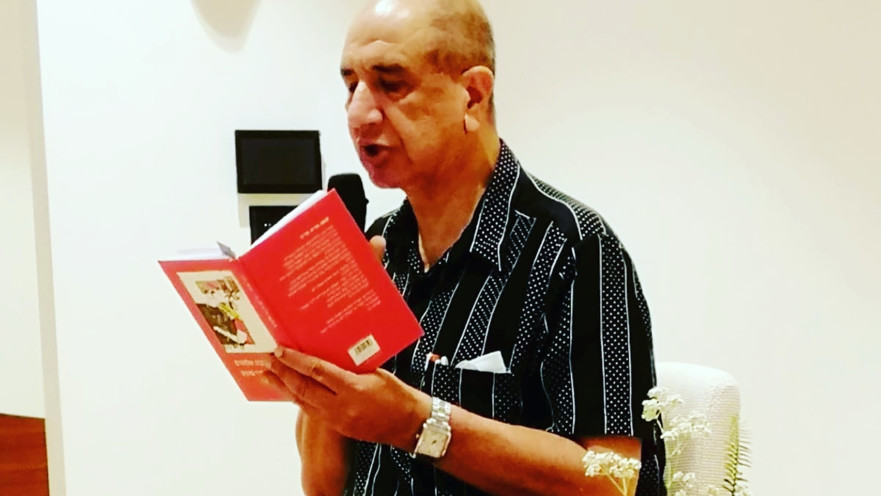 רוני סומק מקריא מספרו החדש