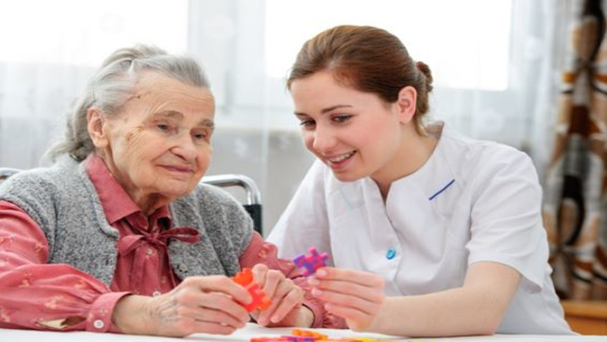 קשישה במוסד סיעודי