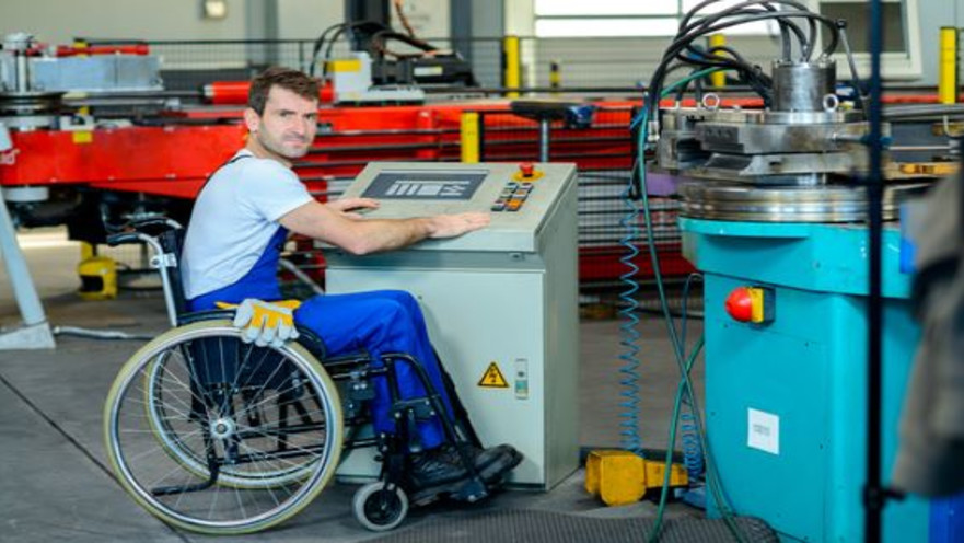 עובד בכיסא גלגלים