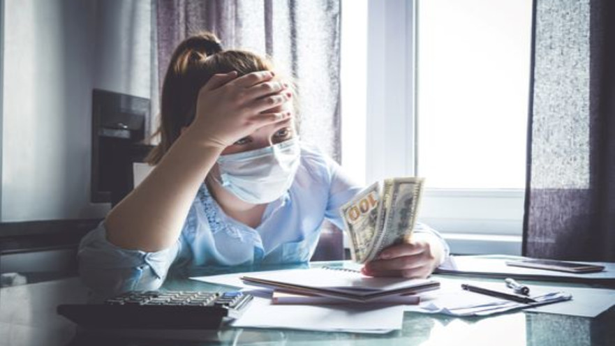 אישה בחובות 