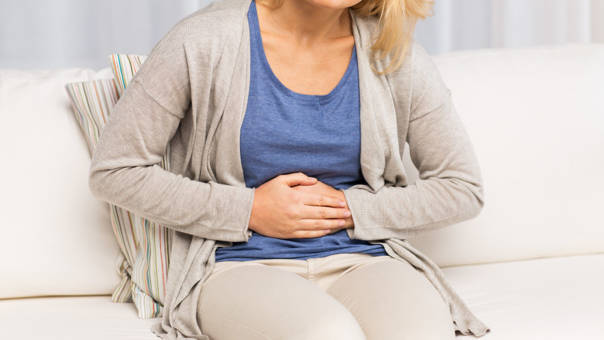 אישה סובלת מצרבת (אילוסטרציה)