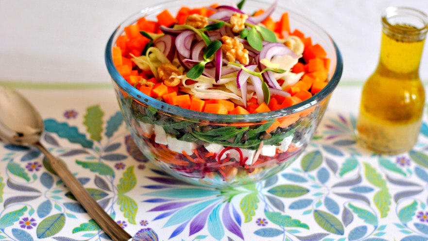 סלט ירקות, דגנים וגבינה